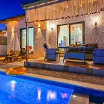 Vila Ozbi 2-villa With Ootdoor Heated Pool For 4 People In Fethiye