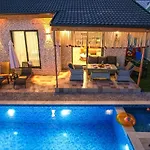 Ozbi 2-villa With Ootdoor Heated Pool For 4 People In Vila Fethiye