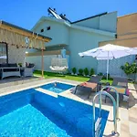 Ozbi 2-villa With Ootdoor Heated Pool For 4 People In