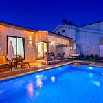 Ozbi 2-villa With Ootdoor Heated Pool For 4 People In Vila *
