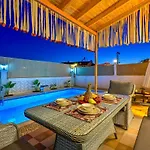 Vila Ozbi 2-villa With Ootdoor Heated Pool For 4 People In *