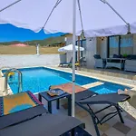 Ozbi 2-villa With Ootdoor Heated Pool For 4 People In Vila