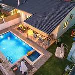 Vila Ozbi 2-villa With Ootdoor Heated Pool For 4 People In *