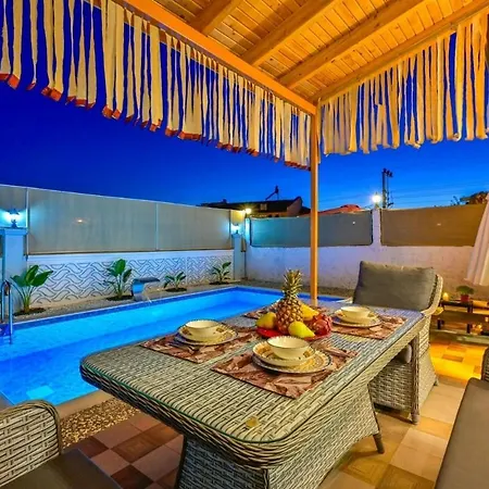 别墅 Ozbi 2-villa With Ootdoor Heated Pool For 4 People In *