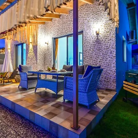 Ozbi 2-villa With Ootdoor Heated Pool For 4 People In 费特希耶
